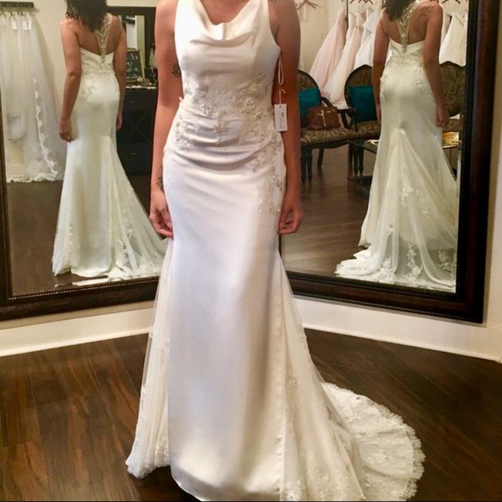 Beautiful Ivory Enzoani Wedding Dress size 8 US